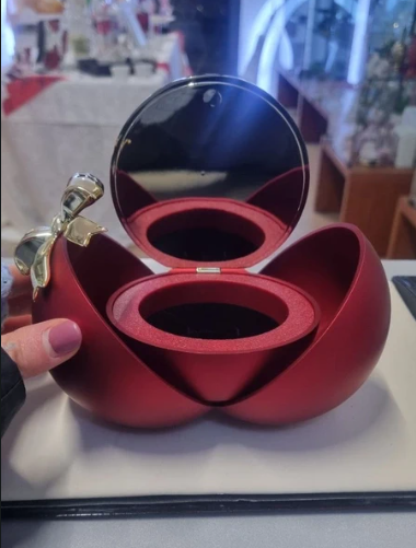 Sieradendoos met rode roos