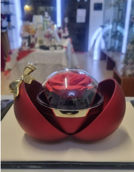 Sieradendoos met rode roos